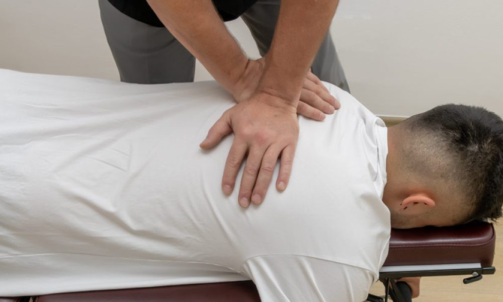 Ajuste quiropráctico dorsal para dolor de espalda en Bogotá