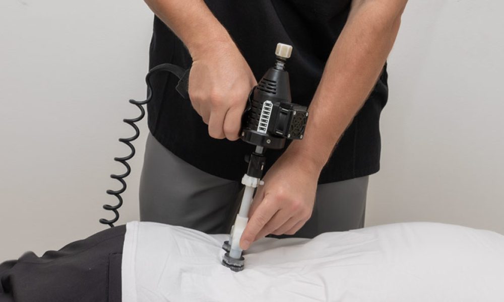 Ajuste quiropráctico con instrumento activador en Bogotá